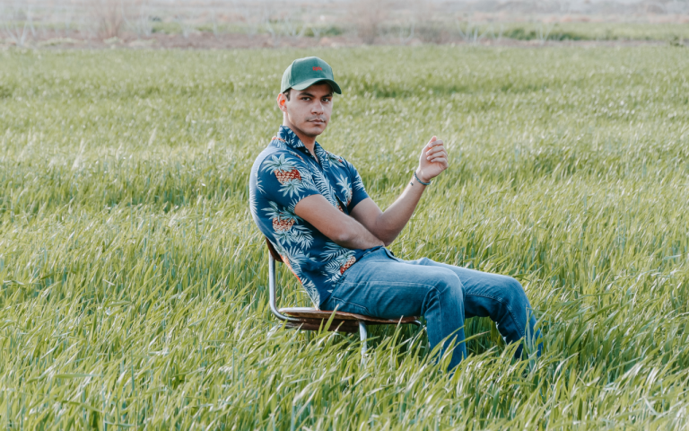 What to Wear With Light Blue Jeans? 6 Eye-catching Outfits For Men