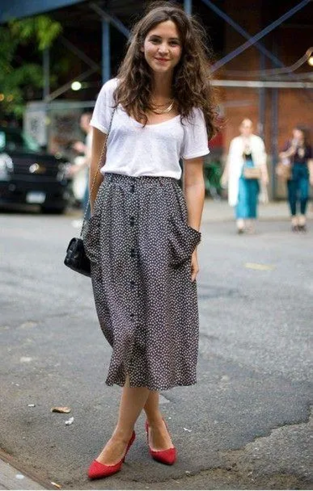 T-shirt with a cute pair of low-heel pumps