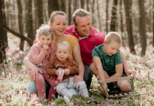 Best Colors for Family Pictures Outside: Best Ideas for Each Season best colors for family pictures outside
