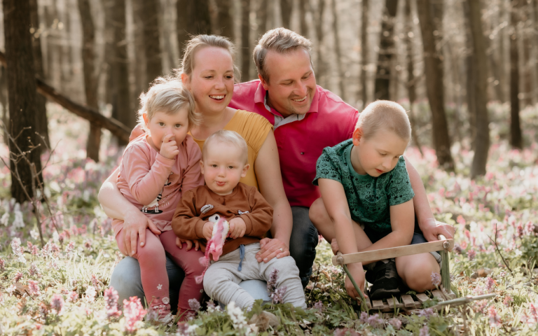 Best Colors for Family Pictures Outside: Best Ideas for Each Season