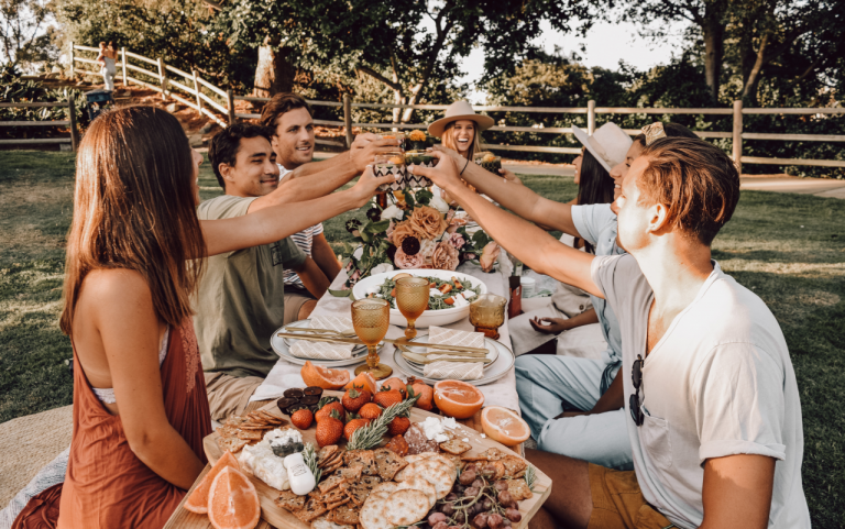 What to Wear to a Picnic? A Few Easy and Cute Outfit Ideas for Women