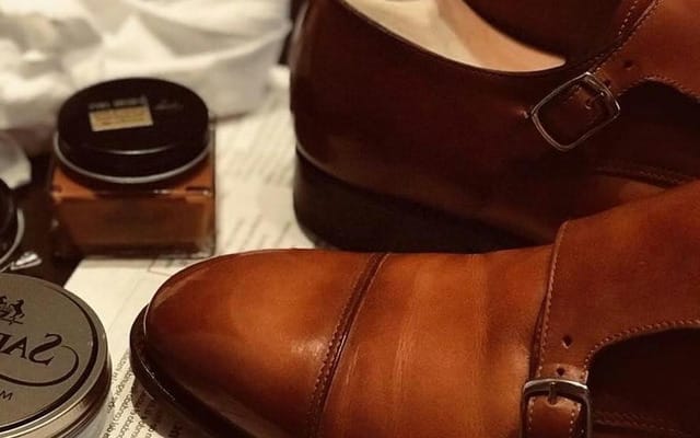 Remove scruff marks on leather shoes